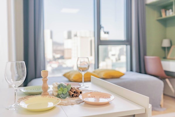 สแตนดาร์ดสตูดิโอ | โต๊ะทำงาน, พื้นที่ทำงานแบบใช้แล็ปท็อป, ผ้าม่านกันแสง, เตารีด/โต๊ะรีดผ้า