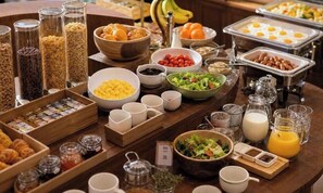 A buffet with various food items and beverages. - CentralViewSuite Residence Myeongdong (Seoul)