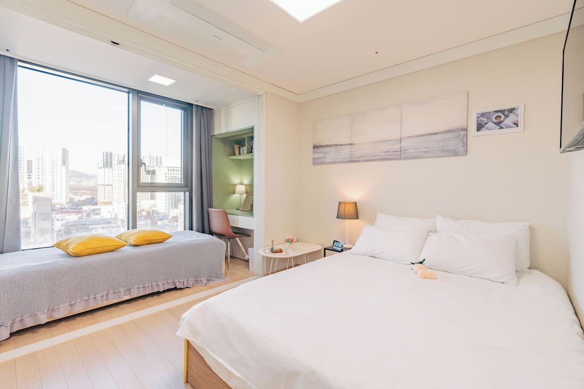 Studio Standar | 1 kamar tidur, meja kerja, dan ruang kerja ramah laptop