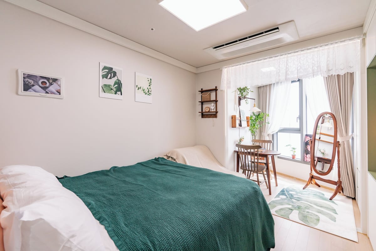 Studio Basic | 1 kamar tidur, meja kerja, dan ruang kerja ramah laptop