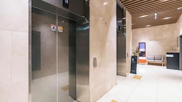 Coin salon dans le hall