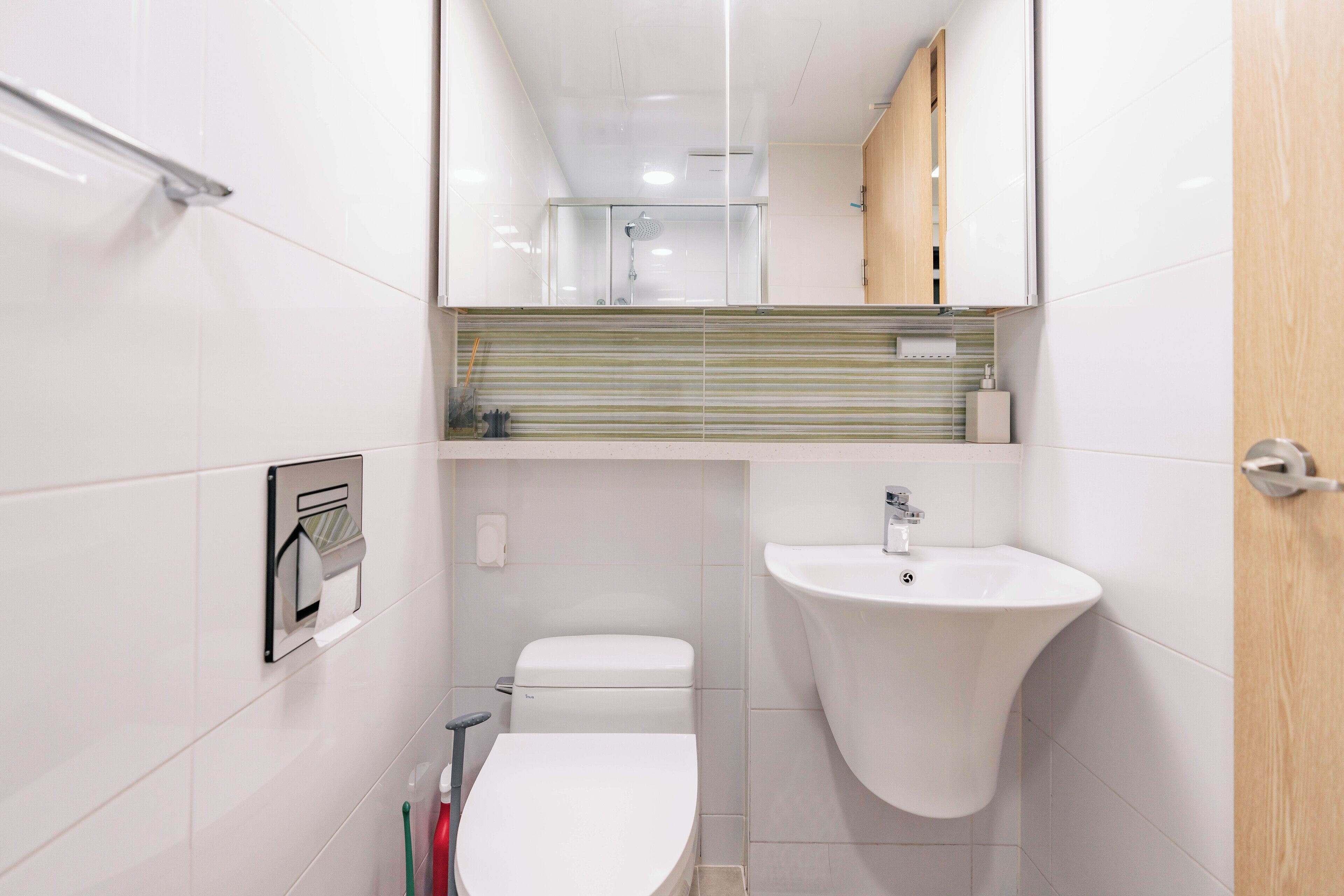 Ein modernes Badezimmer mit Toilette, Waschbecken und Duschkabine.