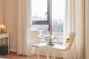 Perusstudio, kaupunkinäköala | Työpöytä, kannettavalle tietokoneelle sopiva työtila, pimennysverhot