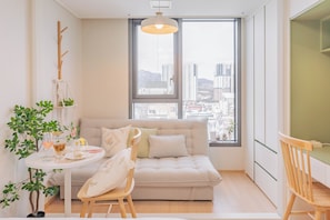 Classic Apartment | โต๊ะทำงาน, พื้นที่ทำงานแบบใช้แล็ปท็อป, ผ้าม่านกันแสง, เตารีด/โต๊ะรีดผ้า