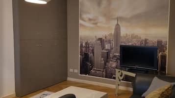 デラックス コンドミニアム 2 ベッドルーム | リビング エリア | 140 cmの薄型テレビ (ケーブル放送視聴可)