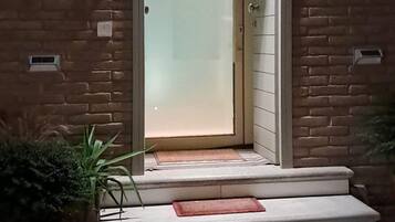 Fachada da propriedade à noite