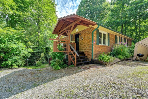 House (2 Bedrooms) | Front of property - Affordable, Artsy, Unique! Blue Ridge Mtn-view Gem (Robbinsville)