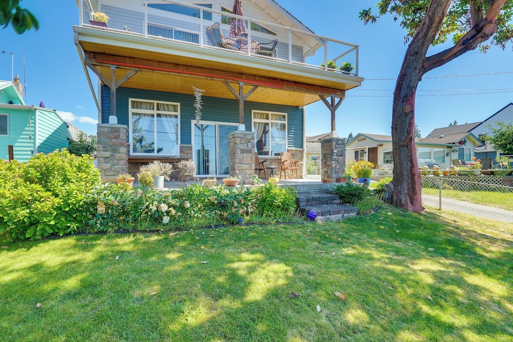 Walk to Water: Camano Home w/ Ocean-view Deck - Ault Field Road, WA