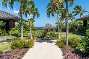 Property grounds - Gorgeous Kauna'oa Home - 5BR, 6BA, 10-Minute Walk to Beaches! (Kamuela)
