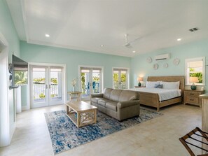 4 soverom, skrivebord, strykejern/-brett og reiseseng for barn