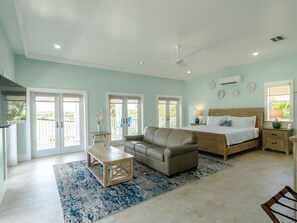4 bedrooms, desk, iron/ironing board, travel cot - Tranquil Tides~ Waterfront Pool Home 75` Dock! (Marathon)