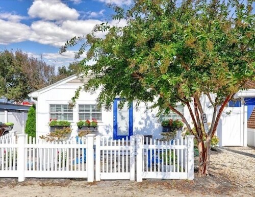 JUST STEPS TO THE BEACH AND DOG FRIENDLY!