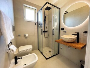 Douche, articles de toilette (gratuits), séchoir à cheveux, bidet