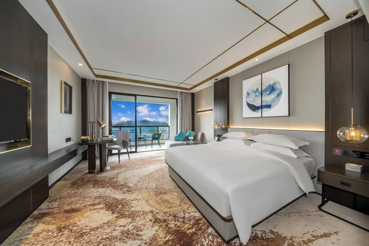 Luxury Double Room, Balcony | Soundproofing, WiFi (free), bed sheets