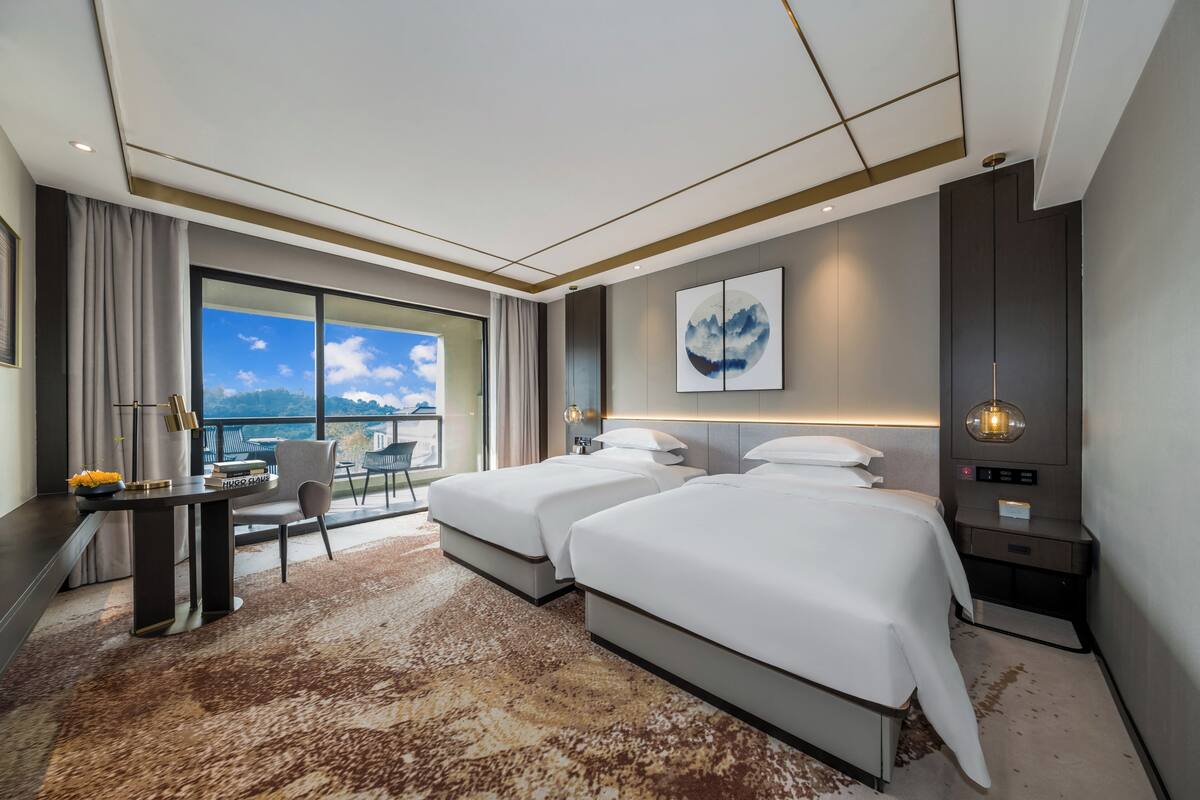 Luxury Twin Room, Balcony | Soundproofing, WiFi (free), bed sheets