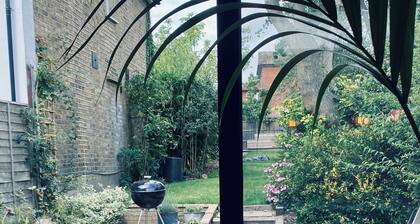 Beautiful Victorian house with large garden with easy access to central London