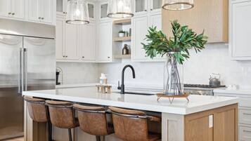 ثلاجة، ميكروويف، فرن، موقد طهي مسطح