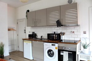 Studio | Private kitchen | Fridge, microwave, oven, stovetop - Charming Central London Studio With Sofabed (London)