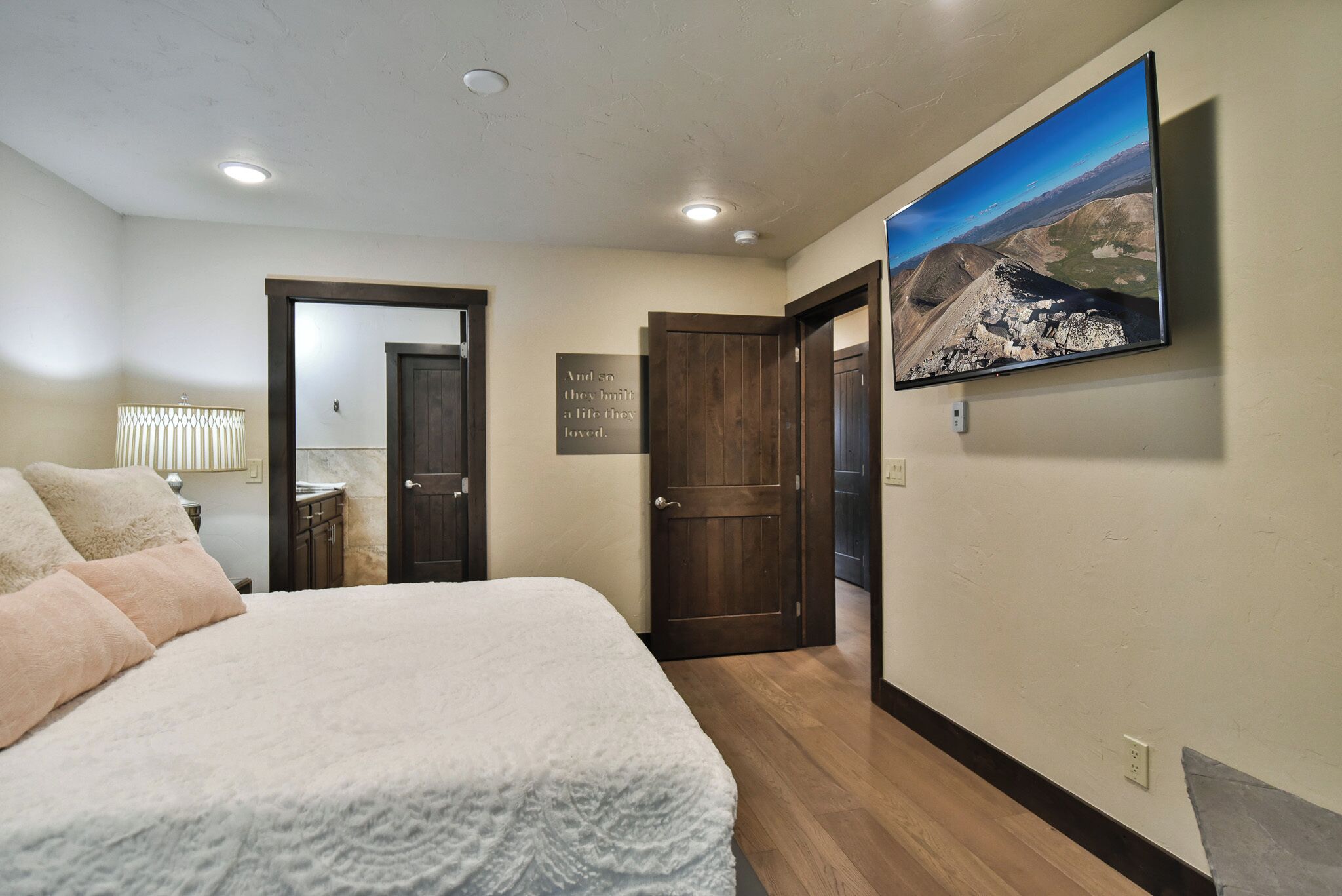 3 bedrooms, internet, bed sheets