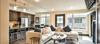 Frisco Gold Townhome: Downtown Luxury, Great Views