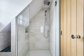 淋浴设施、吹风机、毛巾、洗发水