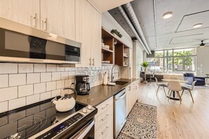 Refrigerador, microondas, horno, placa de cocina