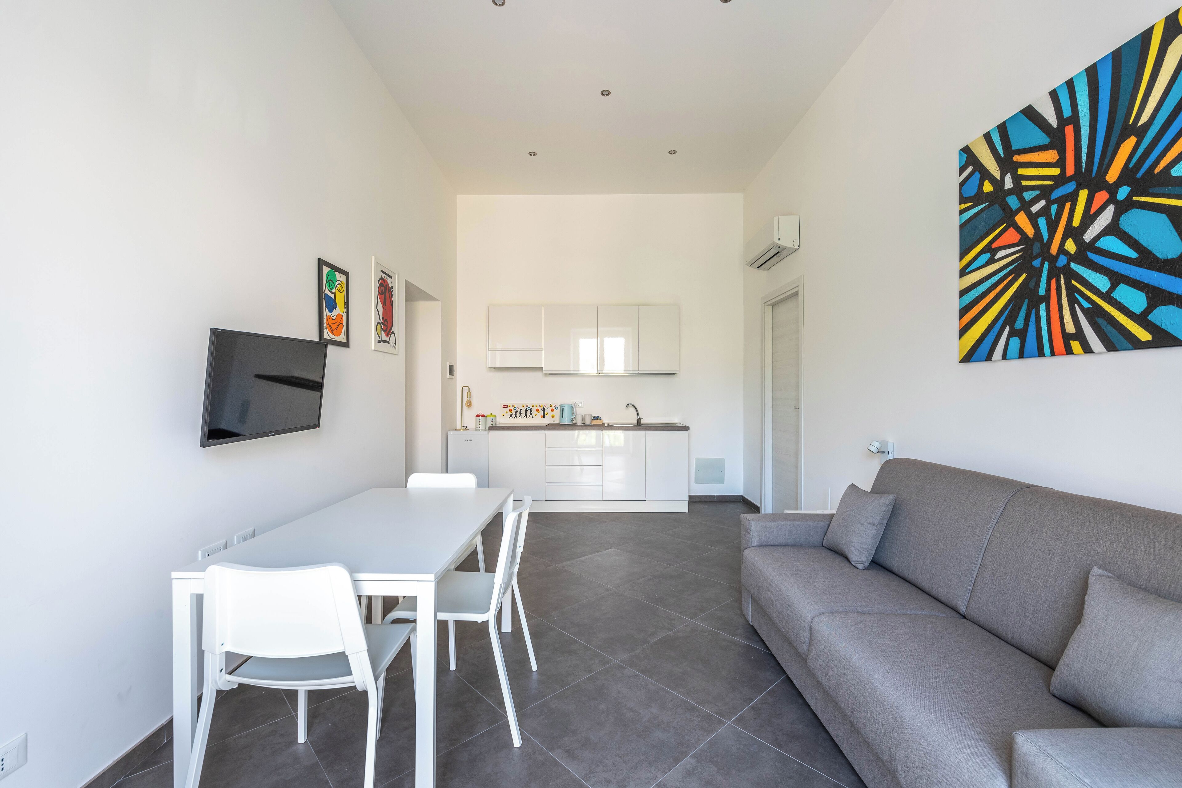 Basic Apartment | Private kitchen | Fridge, stovetop, electric kettle, cookware/dishes/utensils