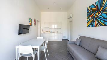 Basic Apartment | Private kitchen | Fridge, stovetop, electric kettle, cookware/dishes/utensils
