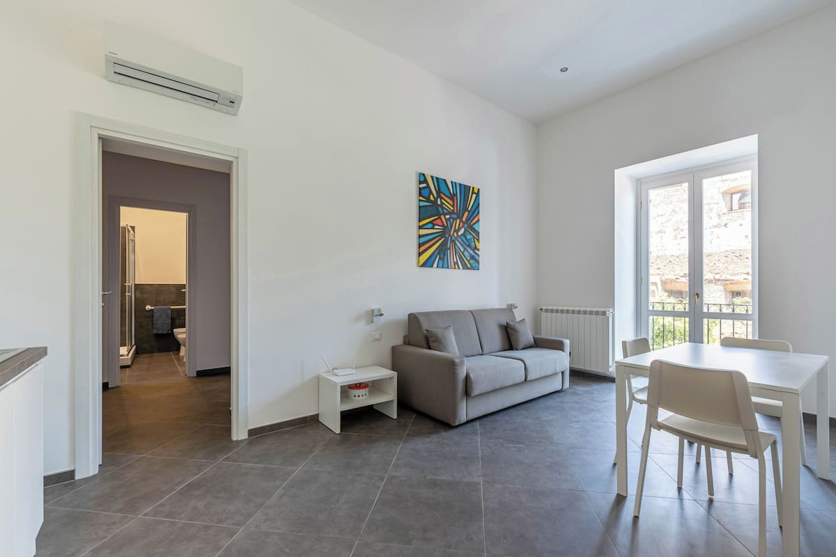 Apartamento básico | Zona de estar | Televisión de 32 pulgadas con canales digitales