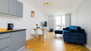 1 bedroom, blackout drapes, iron/ironing board, free WiFi