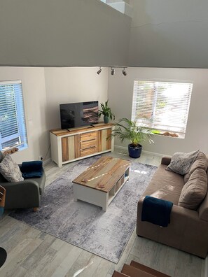 Smart TV, DVD player, printers - LUXURIOUS TWO-STORY SELF-CATERING RETREAT IN THE HEART OF THE CAPE WINELANDS 
 (Somerset West)