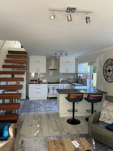 LUXURIOUS TWO-STORY SELF-CATERING RETREAT IN THE HEART OF THE CAPE WINELANDS 
