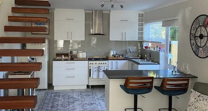 LUXURIOUS TWO-STORY SELF-CATERING RETREAT IN THE HEART OF THE CAPE WINELANDS