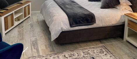 1 bedroom, in-room safe, iron/ironing board, free WiFi