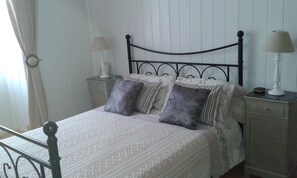 2 bedrooms, iron/ironing board, WiFi, bed sheets - Petite Maison de Village (Rieux-Minervois)