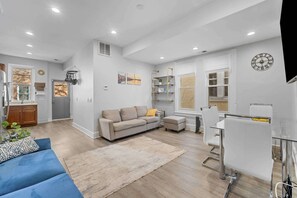 TV, offices - Vibrant DC Rowhouse in Petworth | Walk to Metro (Washington)