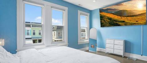 4 bedrooms, iron/ironing board, WiFi, bed sheets