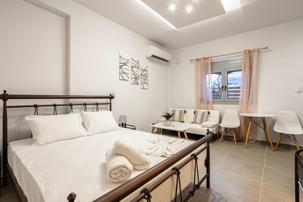 Iron/ironing board, WiFi, bed sheets - Filiatra Welcoming Hideaway - A Cozy Urban Escape (Filiatra)