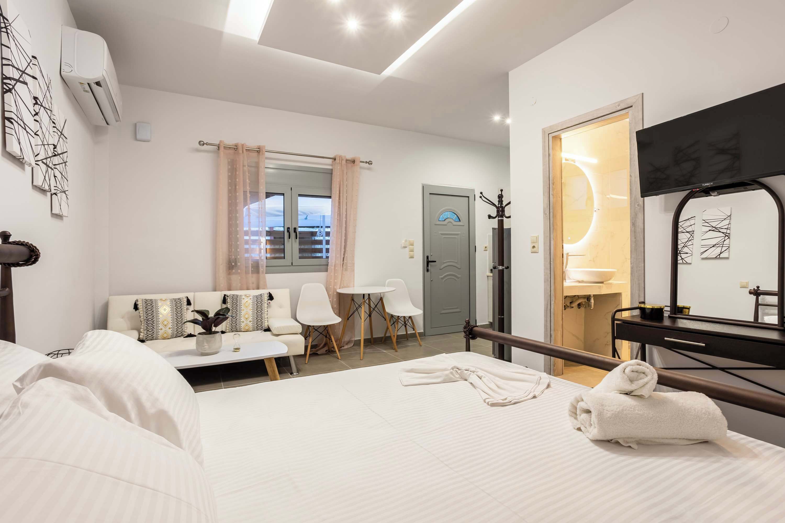 Iron/ironing board, WiFi, bed sheets