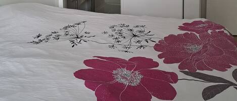 2 makuuhuonetta, silitysrauta/-lauta, Wi-Fi, vuodevaatteet