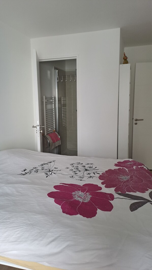 2 chambres, fer et planche à repasser, Wi-Fi, draps fournis