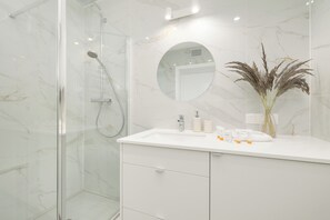 Studio, Balkon | Badezimmer | Dusche, Handtücher, Seife, Shampoo