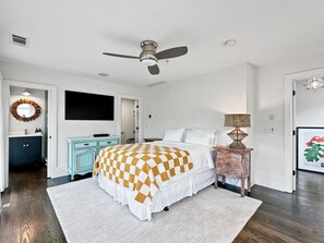 2 bedrooms, desk, iron/ironing board, free WiFi - Stay at Hamlin House (Palmetto)