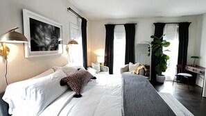 2 quartos, escrivaninha, ferros/tábuas de passar roupa