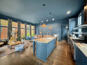 Geladeira, micro-ondas, fogão, lava-louças