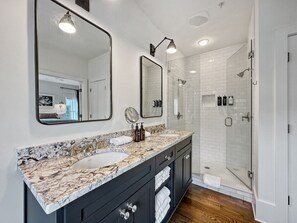 Secador de cabelo, toalhas de banho