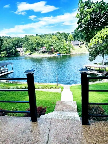 "Deja Blue" Lakeview Villa w/ Luxe Master Bedroom Views