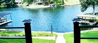 "Deja Blue" Lakeview Villa w/ Luxe Master Bedroom Views