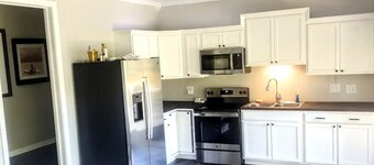 "Deja Blue" Lakeview Villa w/ Luxe Master Bedroom Views