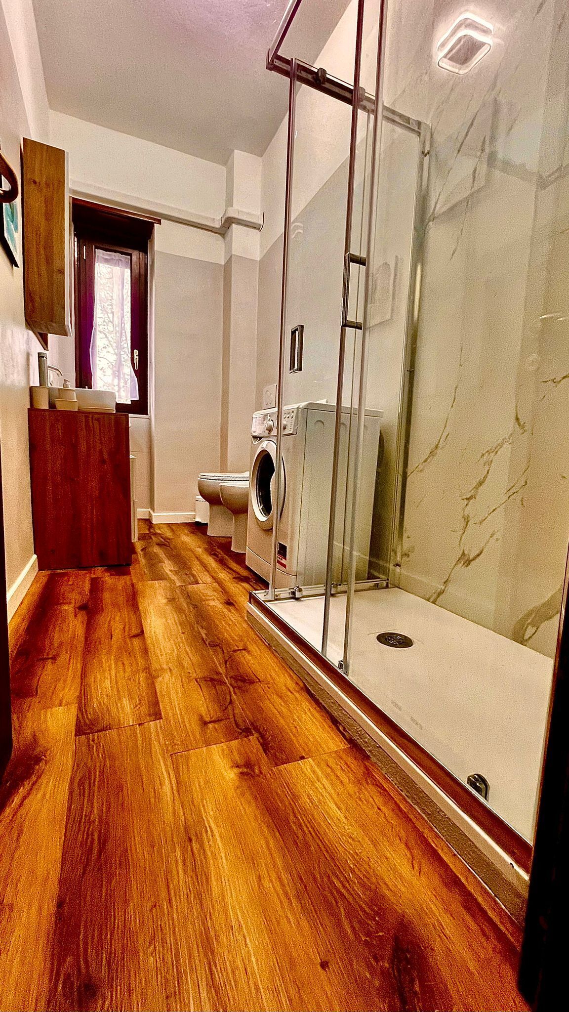 Een douche, een haardroger, een bidet, handdoeken